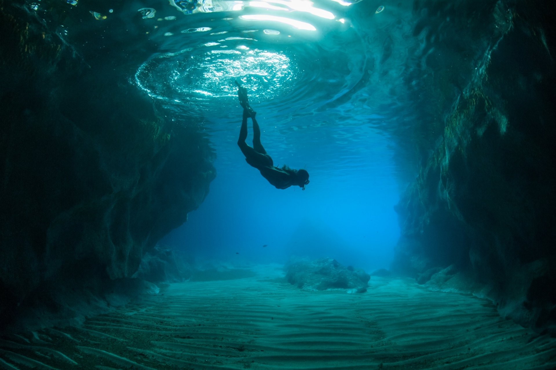 monde sous-marin océan fond roches homme