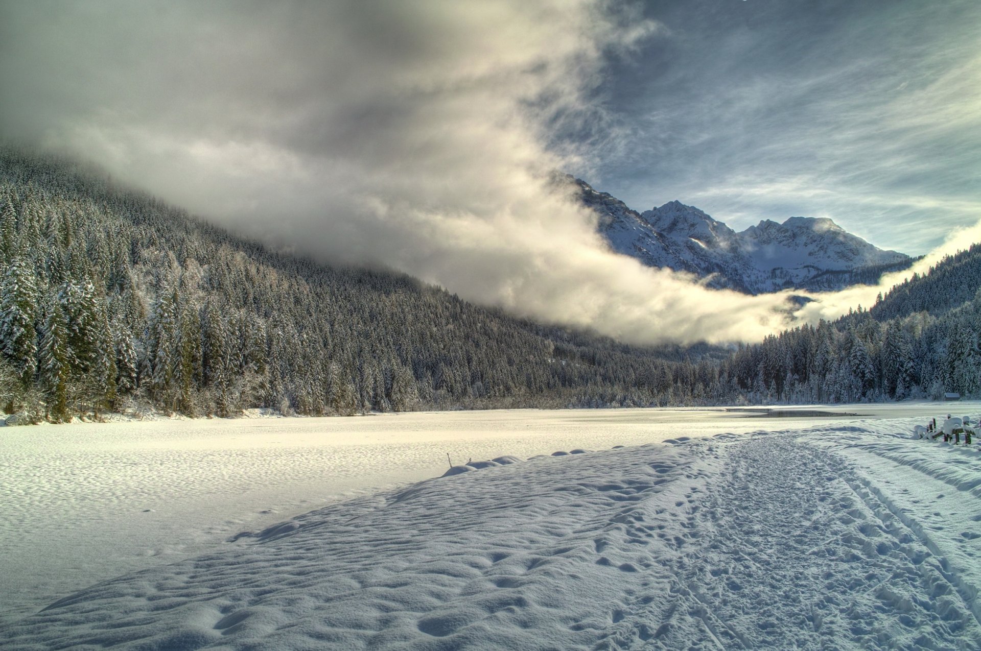 schnee fluss straße berg wald nebel himmel