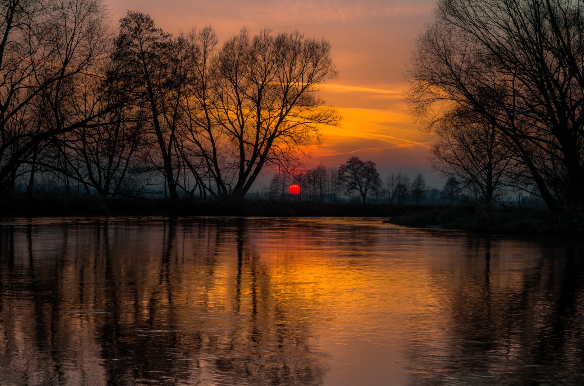 río árboles puesta de sol reflexión