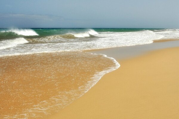 Mar y hermosa playa de arena