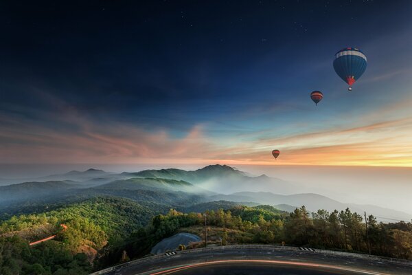 Полет воздушного шара над холм стой долиной