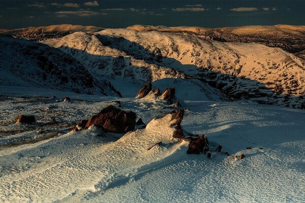 El sol brilla montañas y nieve