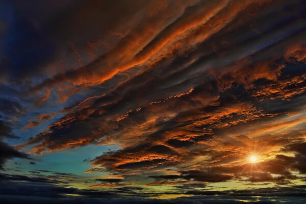 Sonnenuntergang Himmel mit malerischen »brennenden Wolken