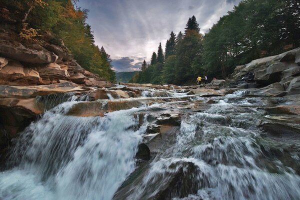 Cascada en el río Prut en Ucrania