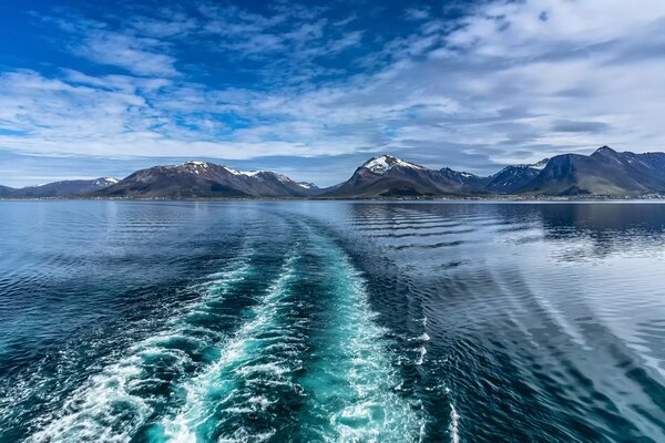 Türkisfarbenes Meer in der Nähe der norwegischen Berge