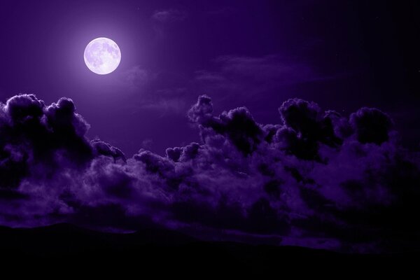 Lila Nachtwolken mit Mond