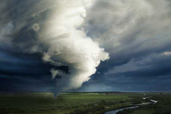 Un terrible Tornado llega a la tierra