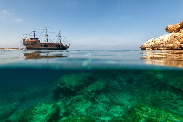 El mar Esmeralda de Croacia con un barco
