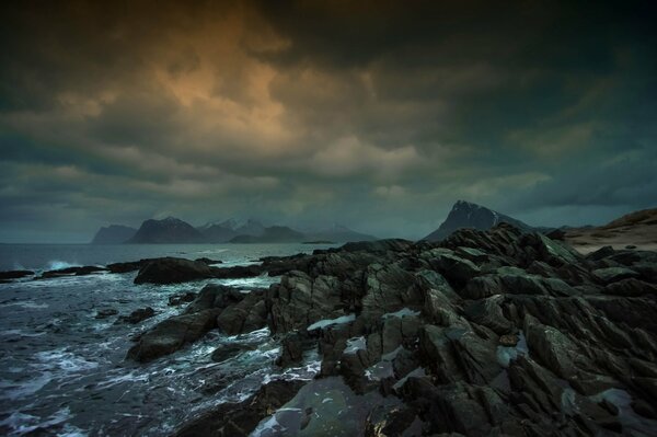 Tempête et nuages dans la mer