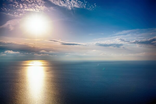 Das von der Sonne beleuchtete Meer bei Sonnenuntergang