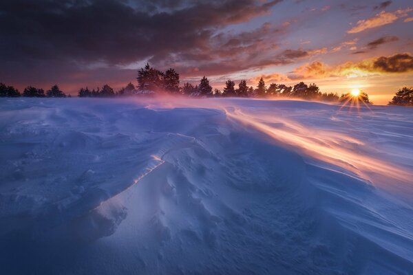 Le soleil brille sur les congères de neige