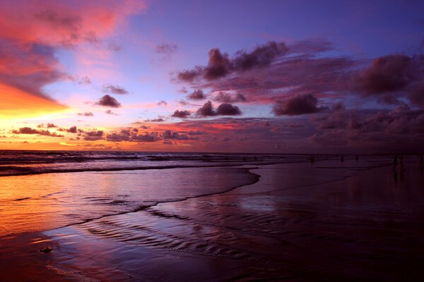 Sonnenuntergang am Meer. Wolkiges Bali