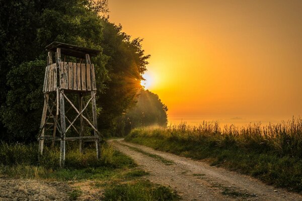 Une tour d observation délabrée près d une route de campagne abandonnée