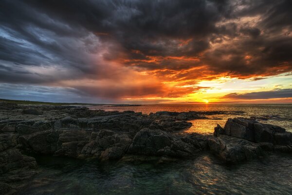 Ein wunderbarer Sonnenuntergang am Meer in Irland