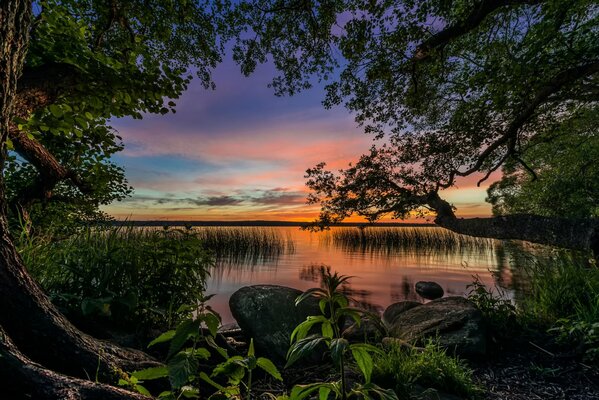 Schöner Sonnenuntergang am Ufer des Lake leerer Jogurse