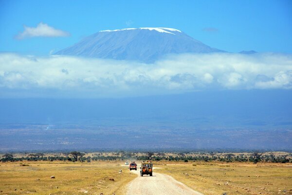 Paisaje africano con coche y montañas