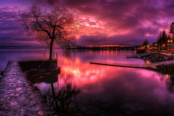 Paisaje de puesta de sol escarpada sobre el lago