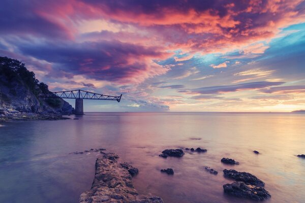 Épave d un pont dans l océan dans la couleur d un ciel coucher de soleil rose
