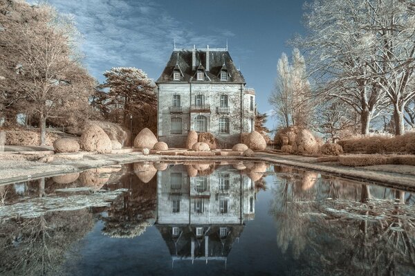 Die Reflexion des alten Schlosses im Teich