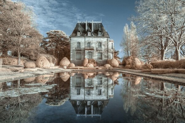 Reflejo del antiguo castillo en el cuerpo de agua