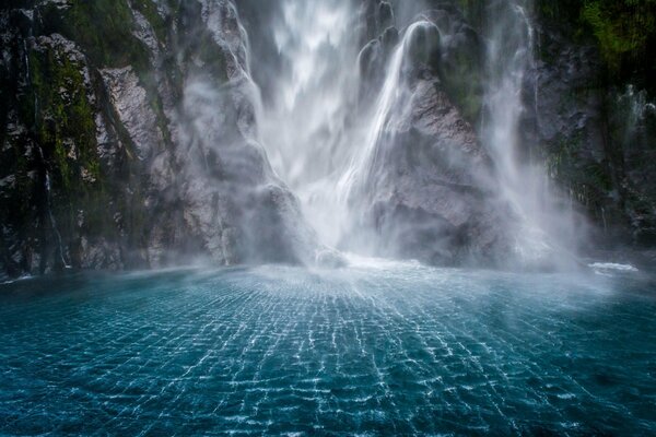 Maravillosa naturaleza con cascada y rocas