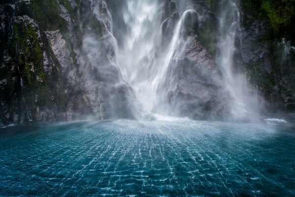 Natura meravigliosa con cascata e rocce