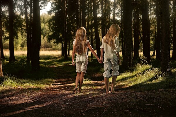 Pareja de chicas en el sendero del bosque