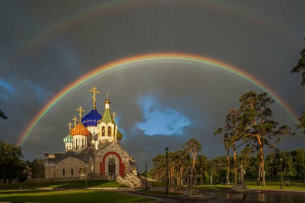 Temple et arc-en-ciel dans le ciel