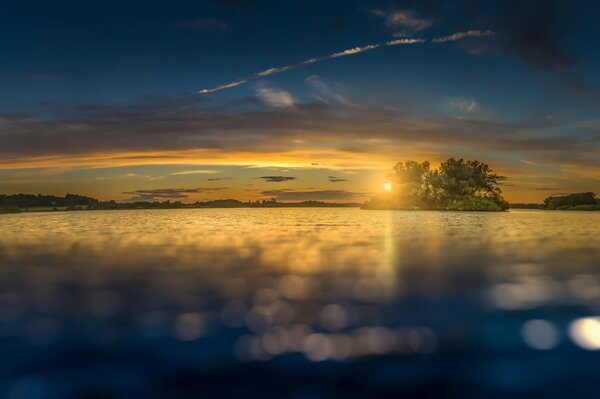 Una fabulosa puesta de sol en un lago con una isla