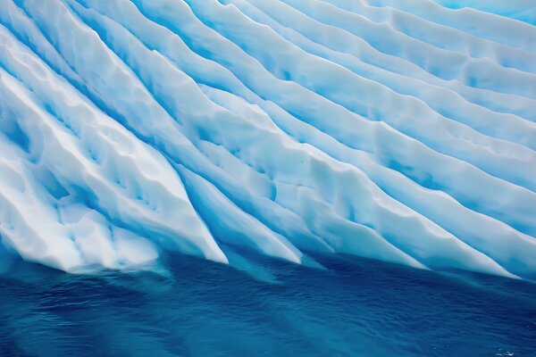 Север, холодное море со льдами