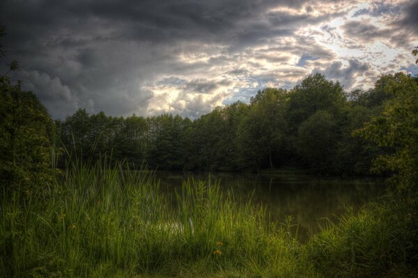 La llegada de la lluvia de verano sobre un pequeño lago