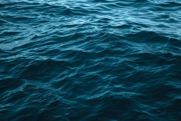Blaue Wellen tief im Meer