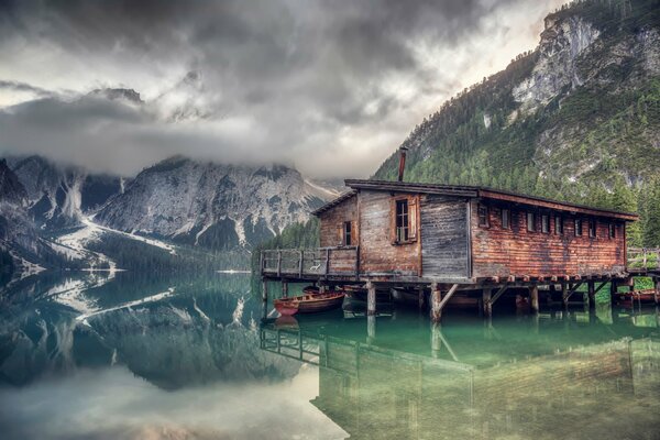 На озере braies мрачный домик