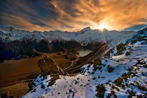 Die sonnigen Gipfel der schneebedeckten Berge