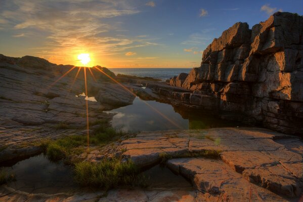 Magischer Sonnenuntergang auf den Felsen der Steine