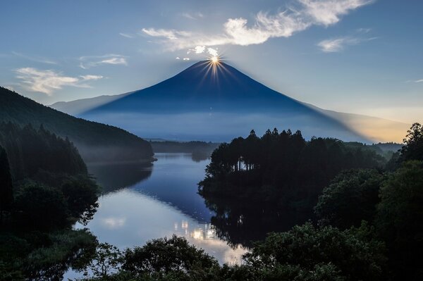 Reflejo del volcán y el sol en el agua