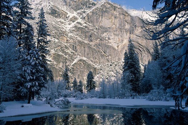 Winterberge mit Schnee und Fluss