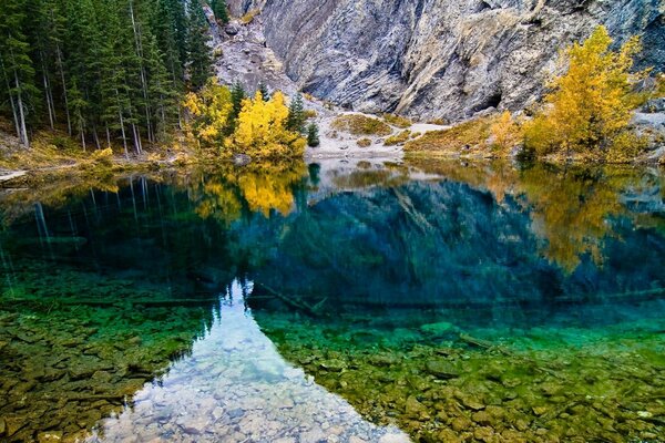 Reflejo colorido del lago en las montañas