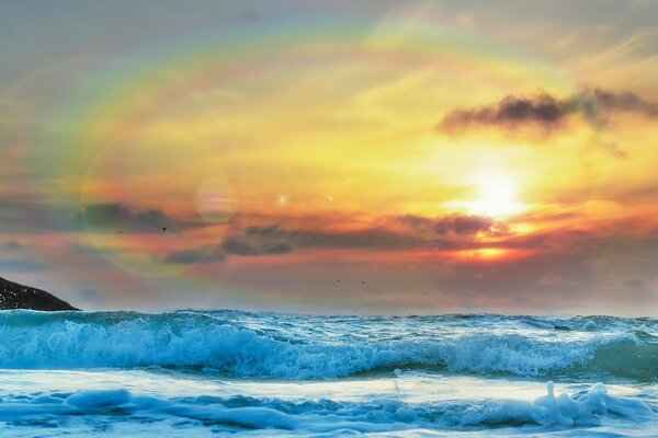 Sonnenuntergang über dem Meer in Wellen