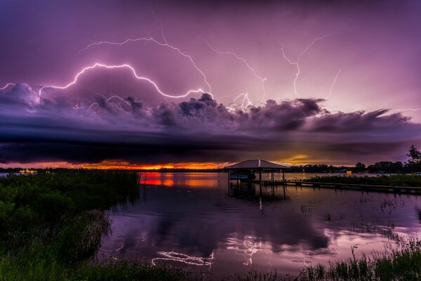 Rayo en el lago Charlotte en Florida