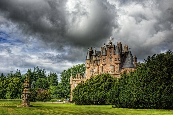 Castillo escocés con césped y bosque