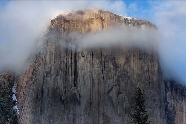 Der Yosemite-Berg ist mit Nebel bedeckt