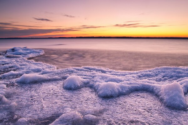 Lago ghiacciato sotto il sole al tramonto