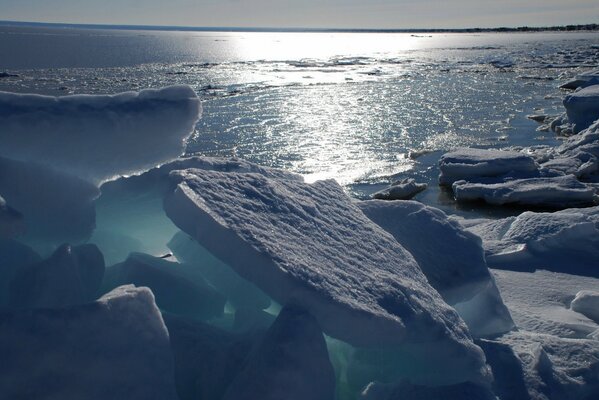 Costa de hielo con rayos de sol