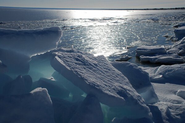 Ледяной берег с лучами солнца