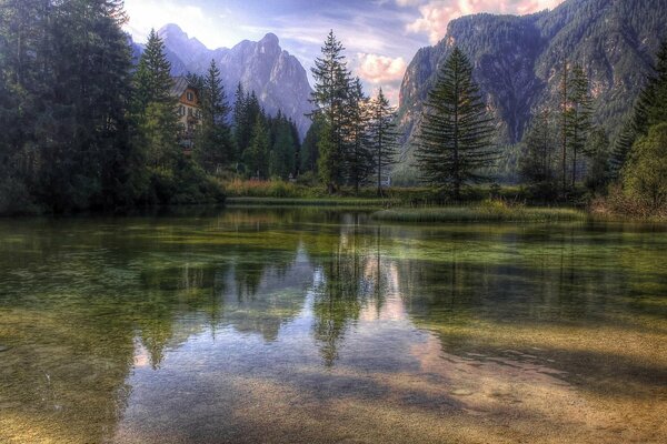 Красота природы отражение гор и деревьев