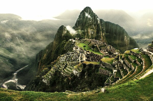 Beau paysage de montagne de la ville Inca