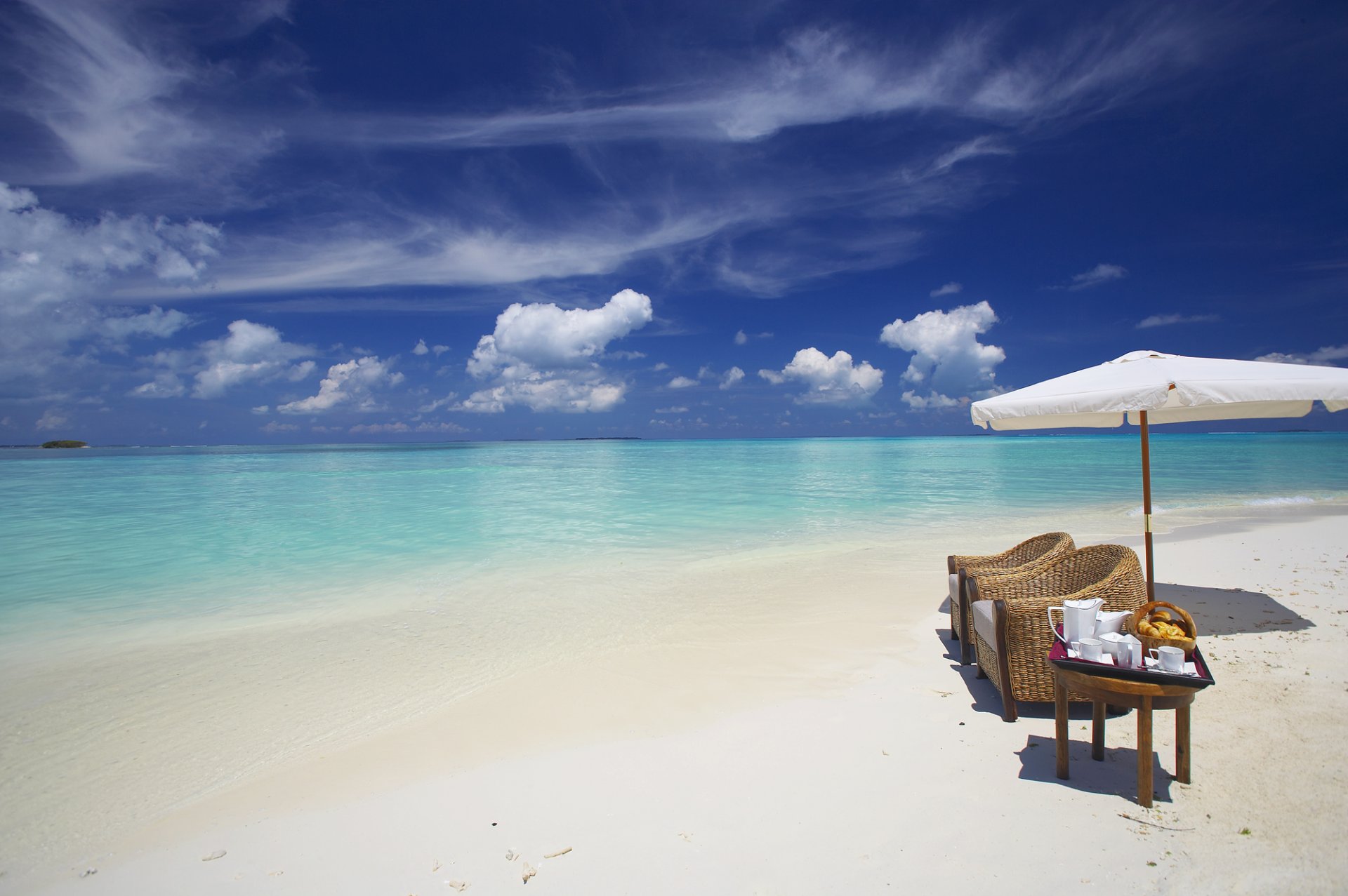 malediven ozean strand sand wasser wolken regenschirm