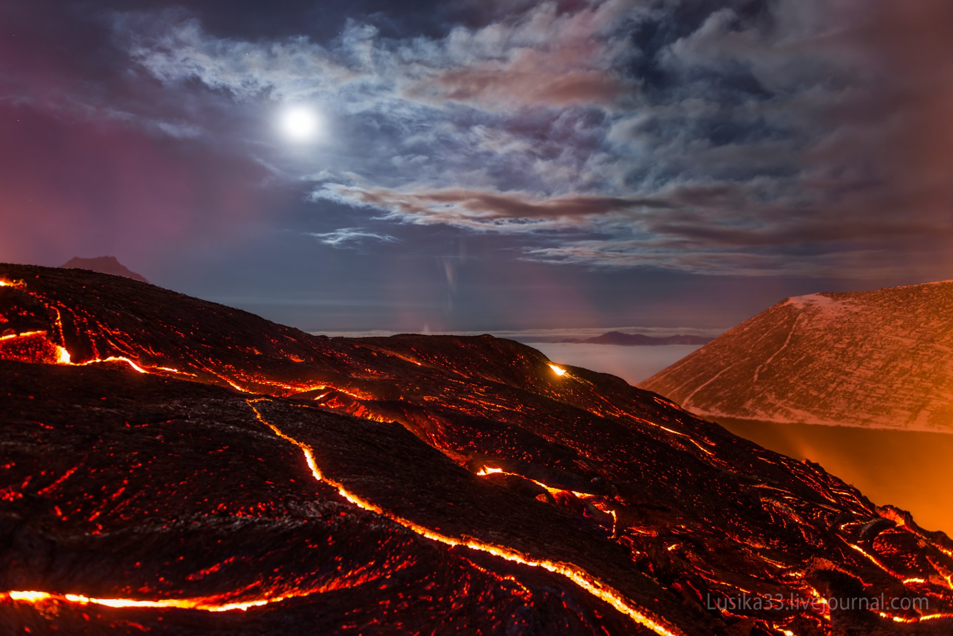 vulkan tolbachik kamtschatka lava nacht meer felsen himmel sterne wolken licht hitze kamtschatka russland stern mond rock berg