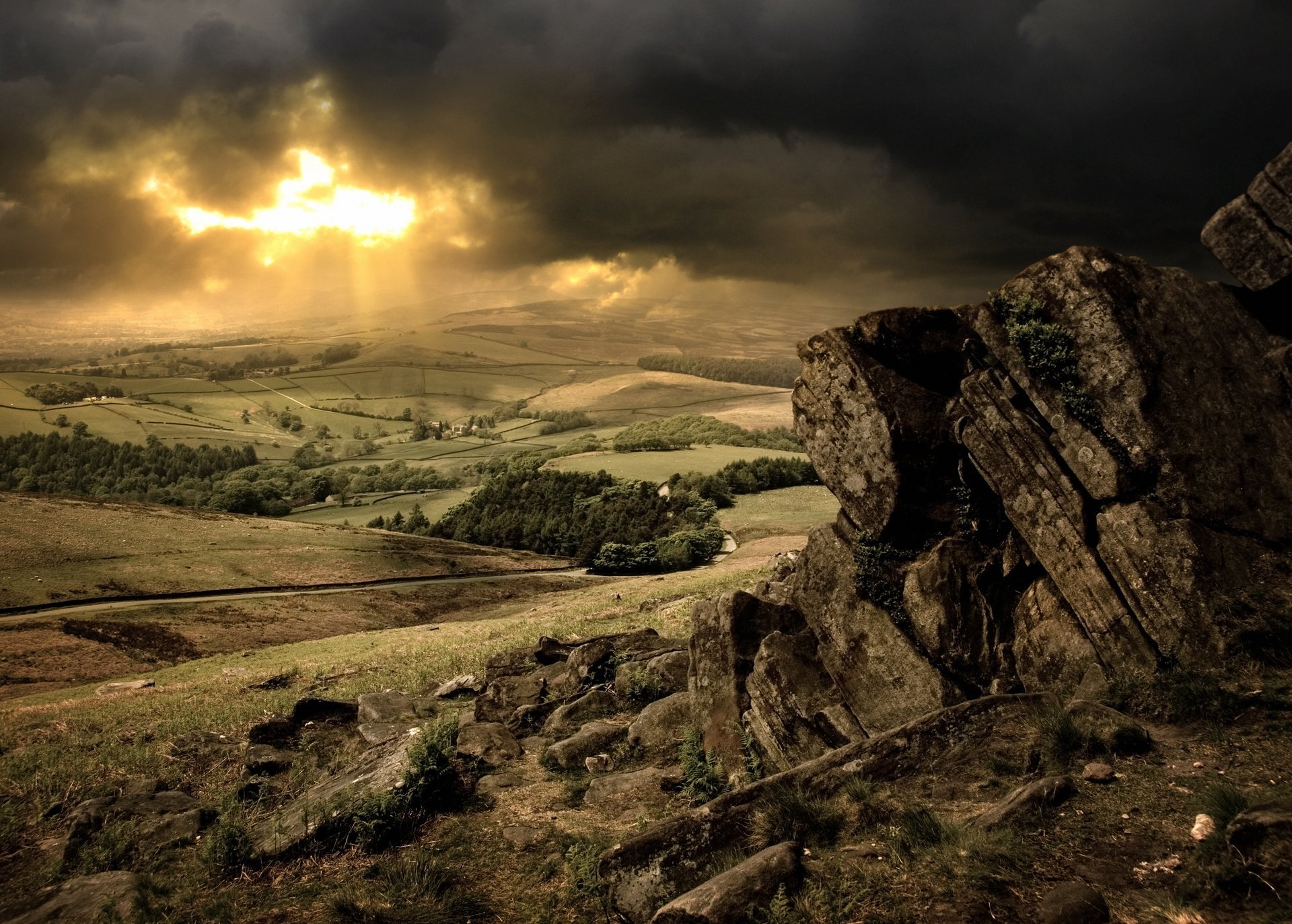 colinas árboles piedras nubes sol